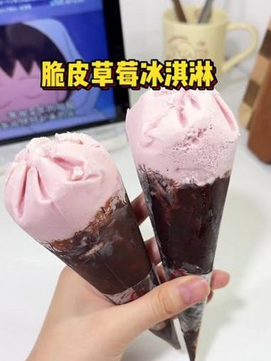 无需工具,有塑料袋就能做脆皮草莓冰淇淋!夏天怎么能少了冰淇淋呢 脆皮草莓冰淇淋