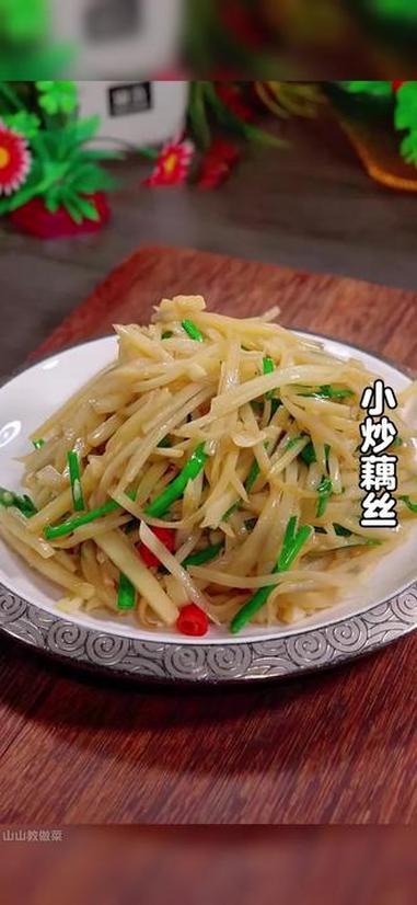 很多人把莲藕买回家都不知道怎么吃，今天分享一道小炒莲藕的做法，清脆爽口，好吃下饭。#家常菜