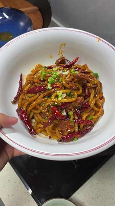 这个牛肉面的辣味就挺适合江西人了 牛肉面 速食美食 这一碗好过瘾 龙七爷跷脚牛肉面 冒烟辣