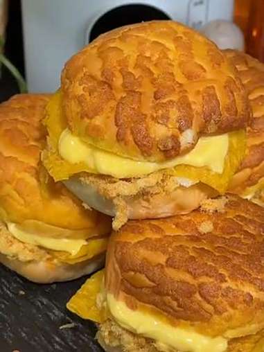 三只松鼠蛋皮肉松汉堡 早餐吃什么 肉松面包 汉堡面包 早饭吃什么 t