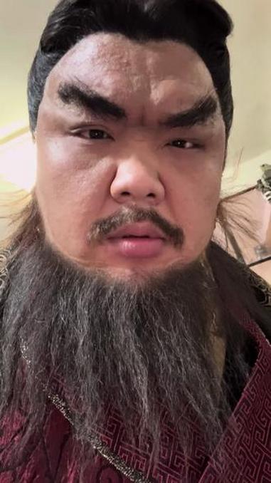 你!去给我炒俩菜!