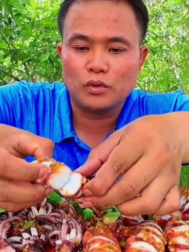 小苦瓜剁椒凉拌满卵大鱿鱼 泰国主播吃美食视频 泰国有哪些神奇美食 泰国生活 泰国大叔 内容