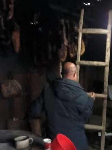 你拿什么给我比，我有90多岁的爷爷熏腊肉，烧鸡蛋给我吃，你有吗？#烟熏腊肉 #农村生活现实