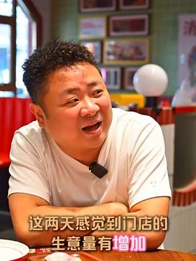 高德扫街榜太火了!跟着地图来吃何师傅美蛙鱼头,店里坐满榜单来的食客。这口嫩滑鲜辣,难怪是榜
