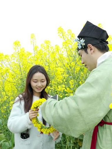 田园诗人来潼南油菜花田对诗啦,你还知道哪些关于油菜花的诗句!2025年潼南菜花节 潼南全域