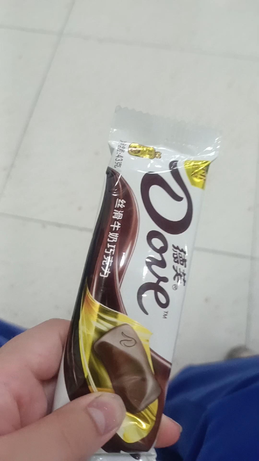 中途休息来吃个巧克力和旺仔牛奶。