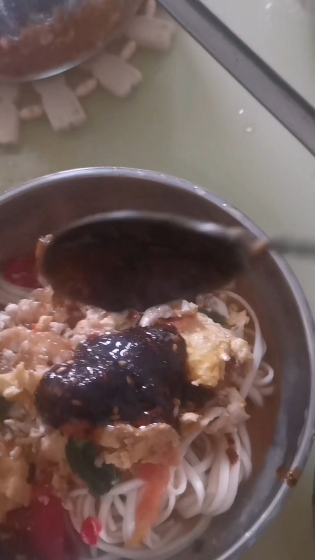 西红柿鸡蛋卤捞面条,放一勺辣椒酱,美的很