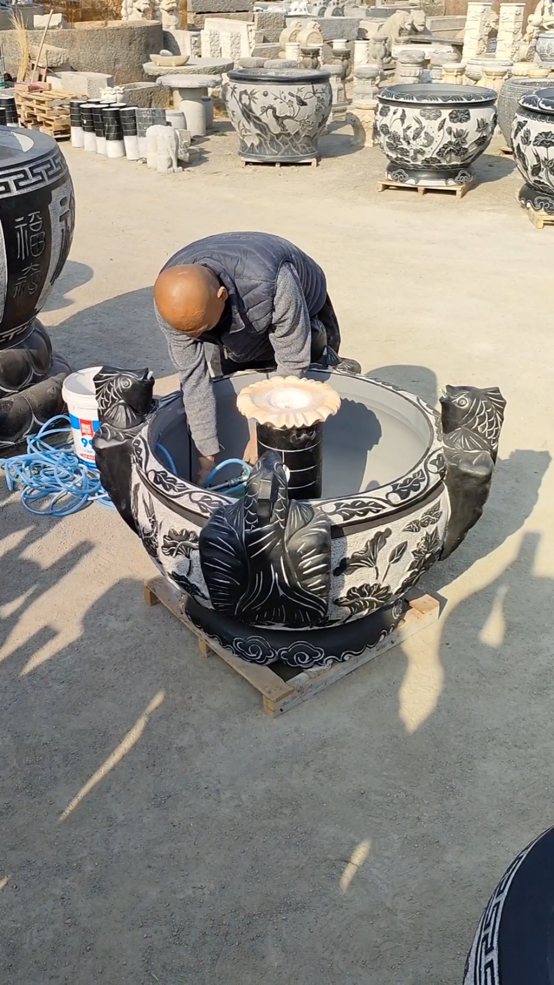 青石鲤鱼吐水一体石缸