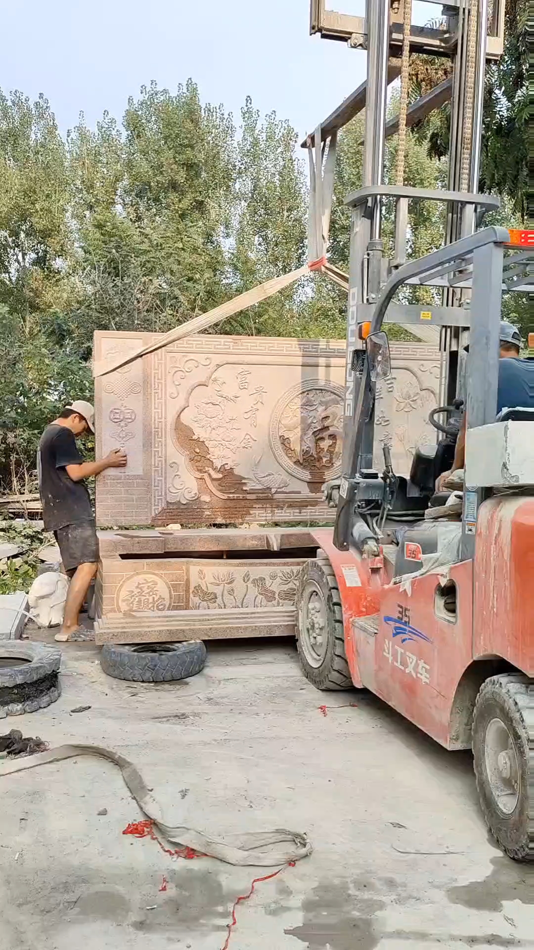 花岗岩虾红流水影壁墙石雕流水摆件