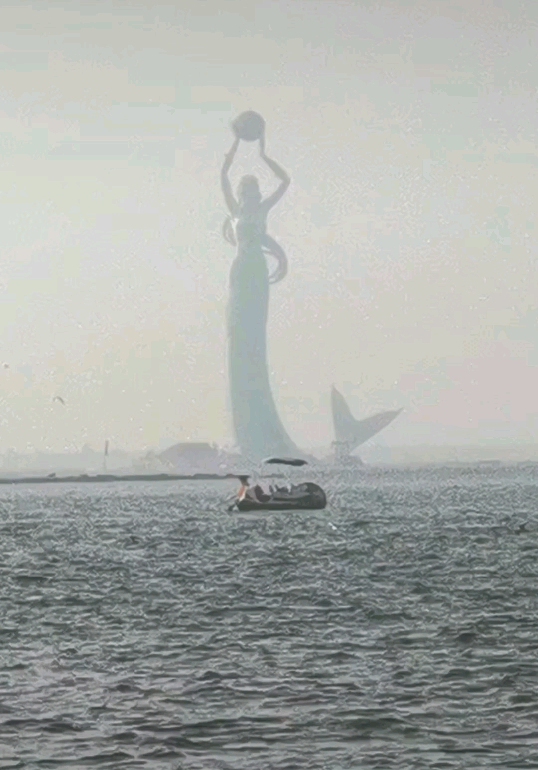 营口市鲅鱼圈,一座巍峨的鲅鱼公主雕塑矗立在海岸线外1500米