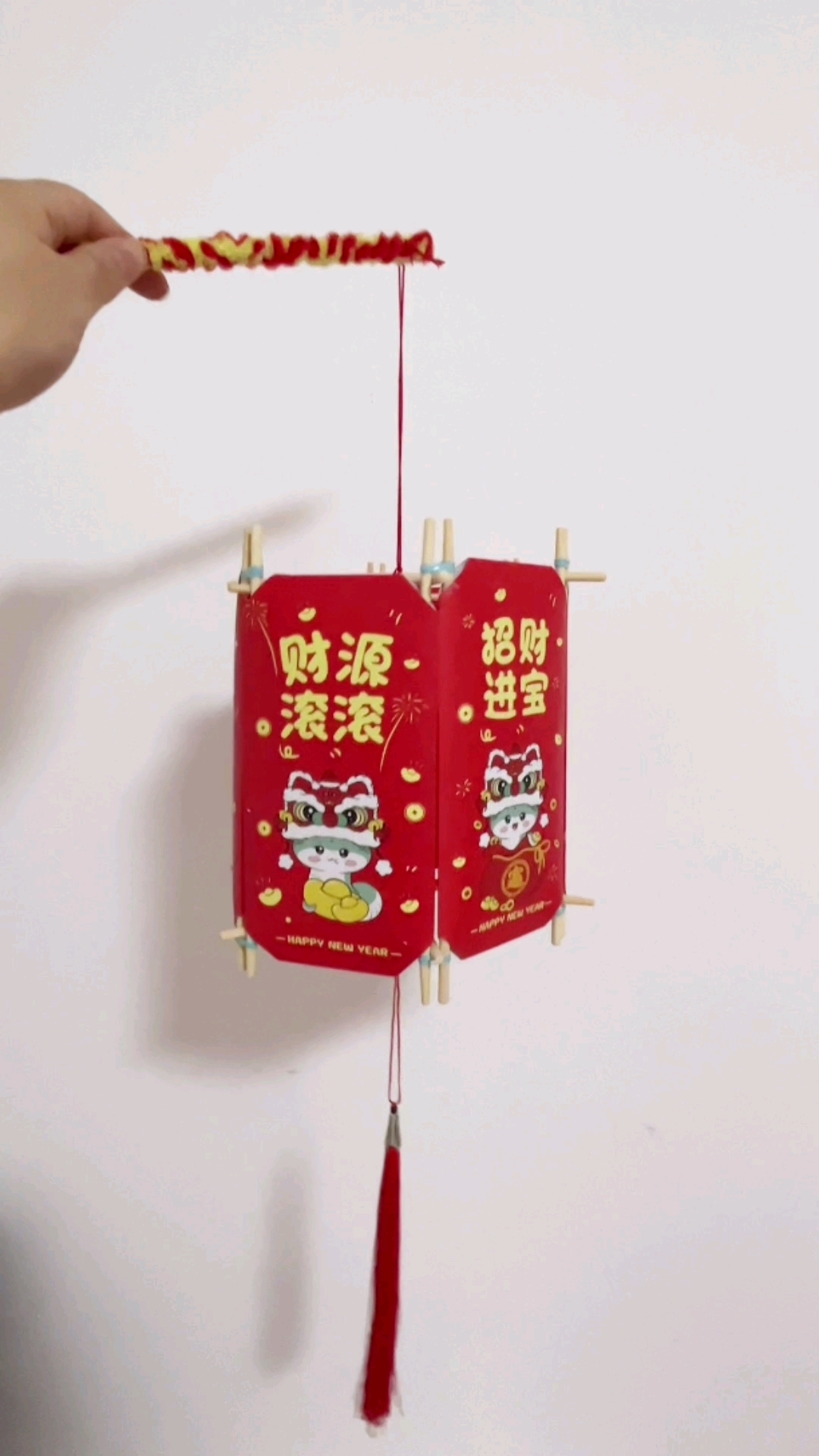 用新年收到的红包做一个好看的元宵节手工灯笼