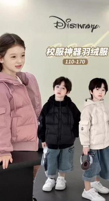 天冷了,孩子的外套也该换成这种加厚的了。这件校服神器真的太实用了,它是一件可以正反两面穿的