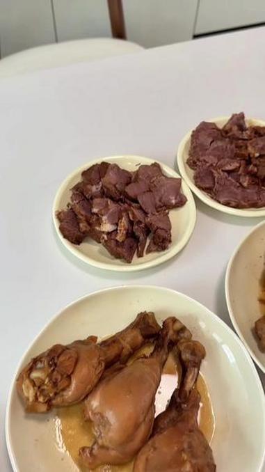 今天轻断食吃的120的卤牛肉,3个去皮卤鸡腿一杯奶茶,200克的酸奶,加上西兰花#吃瘦不饿