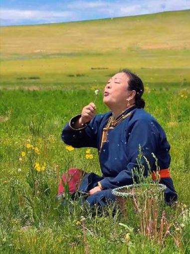 下雨过后山上的山韭菜长出来了，割点山韭菜做个韭菜盒子。#三农#草原美食 #韭菜饼 #真实的