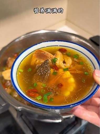 秋天到了,天气也越来越凉,多给家人煲这个菌菇鸡汤吧,汤鲜味美,营养又好喝。鸡汤 菌菇汤包