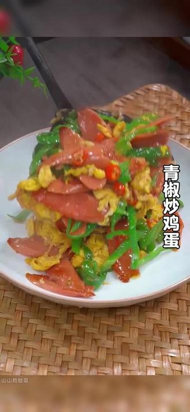 如果你家孩子不喜欢你做的菜，你就试试这个青椒炒鸡蛋，做法简单，香辣下饭。#家常菜#青椒炒鸡
