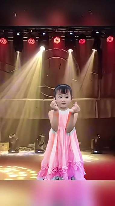 舞台小公主上线,灯光一打,气场全开! 表演视频 才艺展示表演 表演动作 舞蹈表演 @抖音站