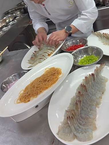 (蒜蓉粉丝开背虾)主料:2/3冰鲜大虾12只绿豆粉丝:300克辅料:金蒜银蒜:50克洋葱沫