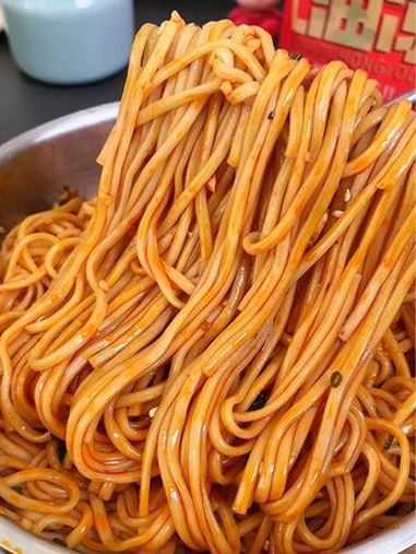 这个边拌边流口水的老成都红油凉面,真的是出乎意料的好吃,天热来上一碗,简单又方便!