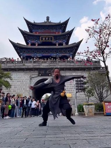 “95后”小伙在大理古城展示醉拳,一招一式潇洒飘逸,仿佛置身武侠世界!网友:这是真功夫!@