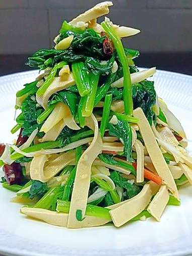 脆嫩菠菜裹着豆香,老豆皮嚼着带劲,淋一勺香油拌匀,一口下去清爽解腻 同城热点 同城好店推荐