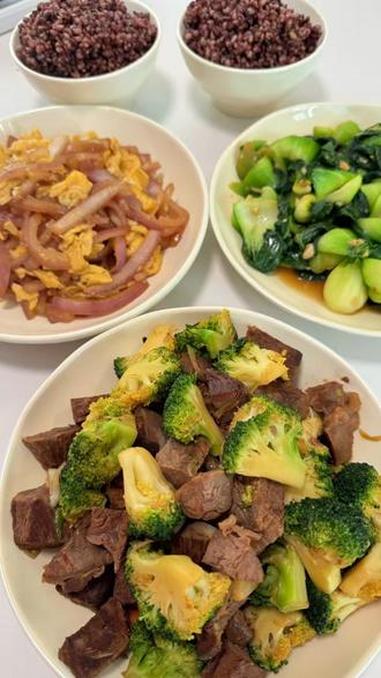 今天跟我老婆生活化减脂吃的是西兰花炒牛肉,洋葱炒鸡蛋,炒青菜加上七色糙米饭,这一顿单人份热