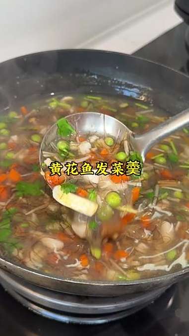 在我们莆田没汤那是吃不下饭的,这道黄花鱼发菜汤经常煮来吃,清爽鲜甜又理口 黄花鱼的做法
