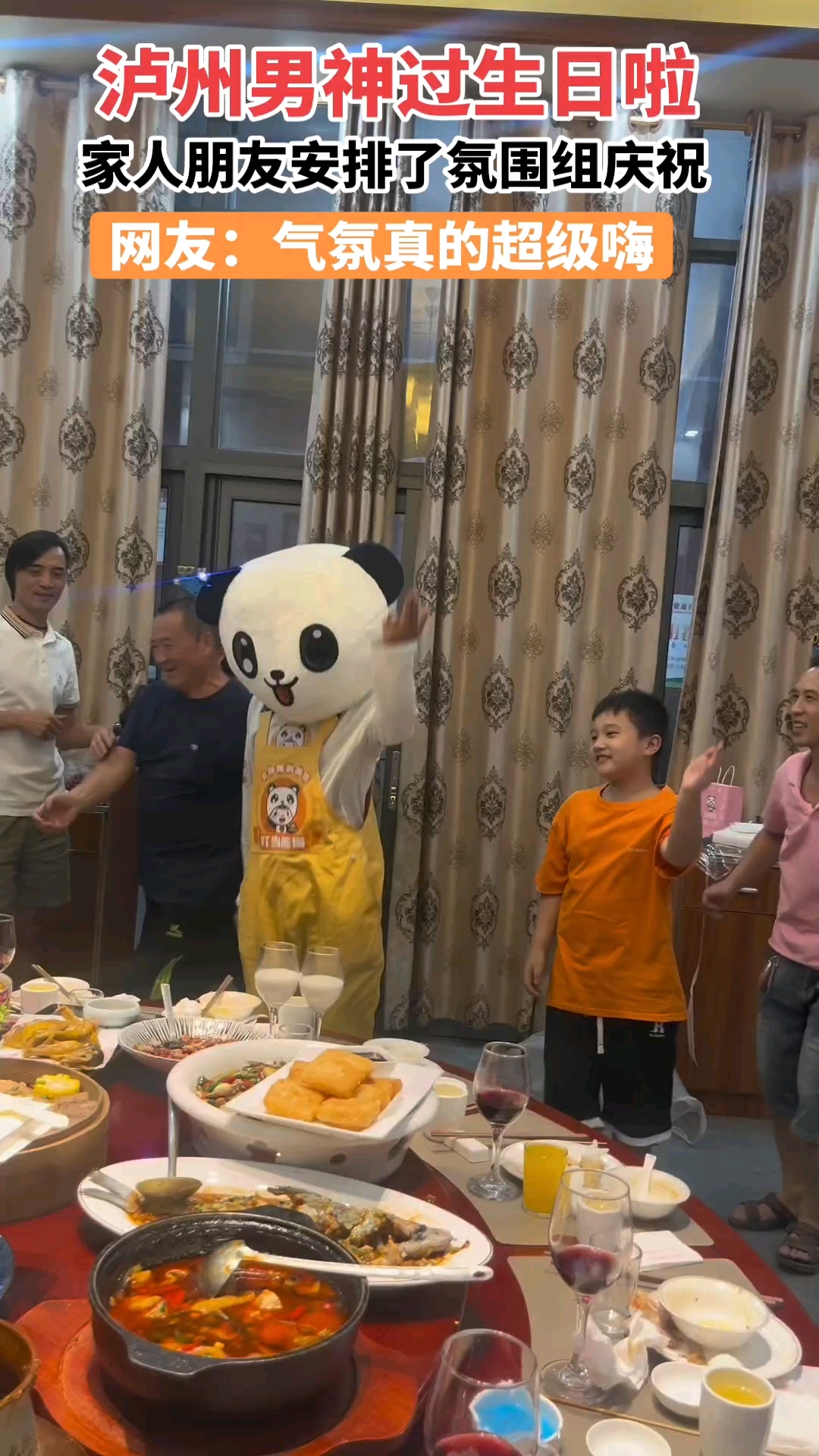 烛光下的甜蜜,为你绽放专属美味。一口蛋糕,裹着祝福