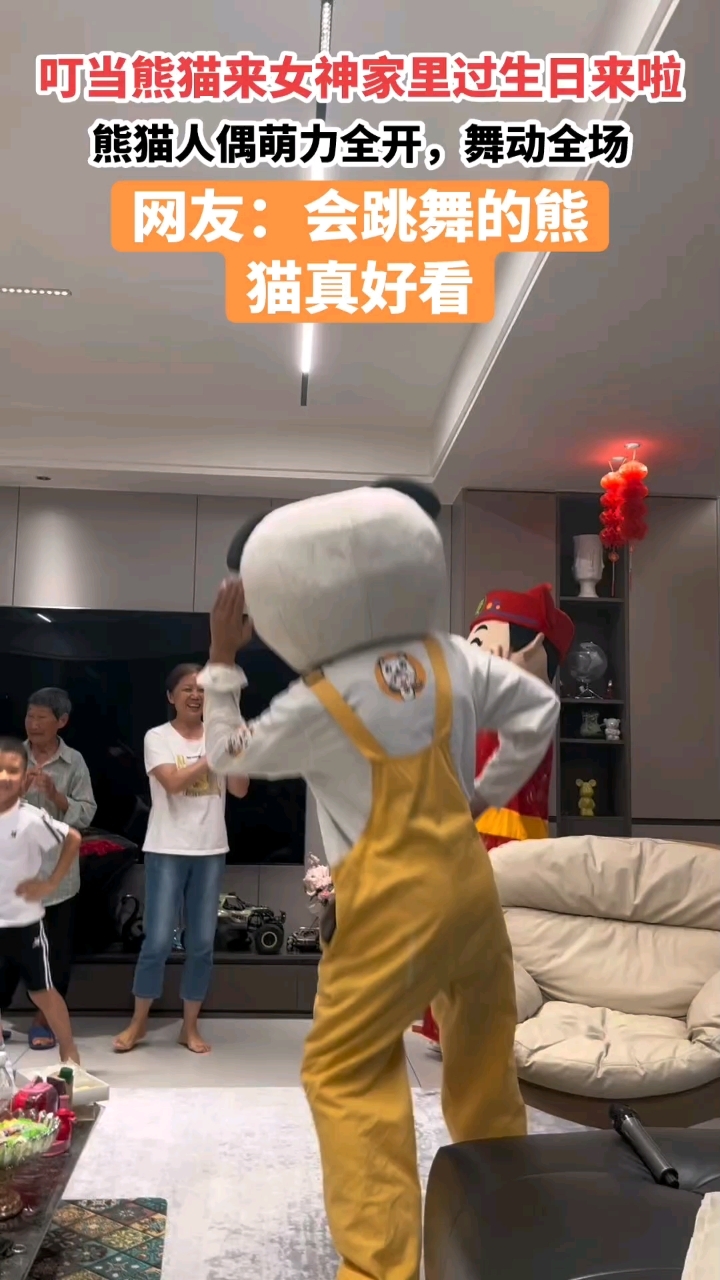 订蛋糕来这里哦100%纯动物奶油蛋糕还有会跳舞的小熊猫哦