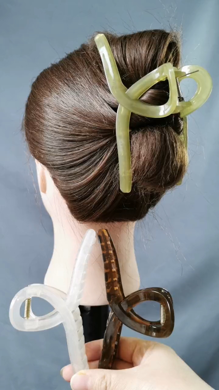 扁头必备的鲨鱼夹盘发,百搭不分年龄