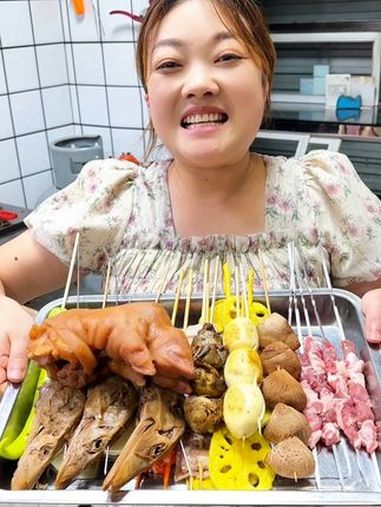 今天吃点不一样的,带脖鸭头 麻辣毛蛋 2斤重的大猪蹄,简简单单小两口又喝嗨了 烧烤 美食 