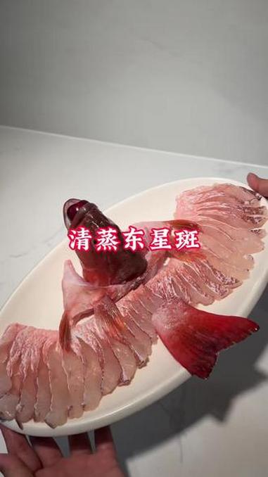 年夜饭的餐桌上少不了这道清蒸鱼,像我做不一样的摆盘,在餐桌上也是一道最有排面的菜,寓意年年