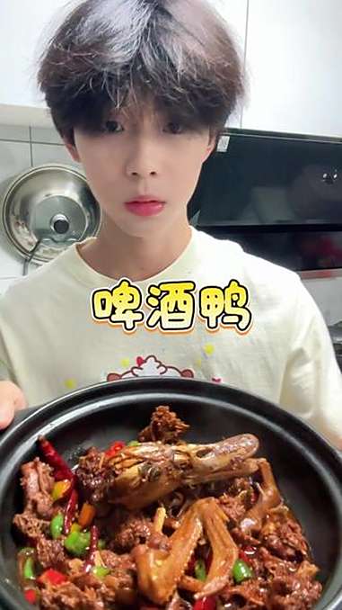 啤酒鸭核心奥义:鸭肉选嫩鸭(请大叔斩块,懒羊爪不沾江湖)啤酒当水用(去腥?主要想偷喝又不敢