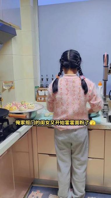 孩爹让我去买几个豆沙包,丫头说一个两块钱,买六个就12快,过日子需要精打细算,这不 说完就