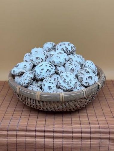 甄选3-4cm随州农家头茬出口级小花菇,个头适中,花纹自然,菇肉紧实Q弹,泡发后和鲍鱼尺寸