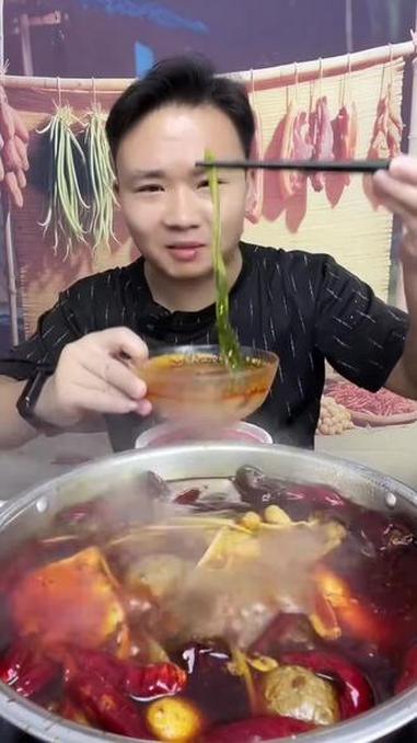 地道农家正中重庆肥肠鱼火锅，浓郁牛油，辣椒花椒的厚重，烫啥都好吃！#重庆火锅#肥肠鱼火锅#