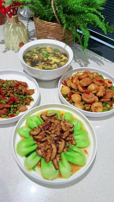 今天的菜系：毛豆烧肉、金钱蛋、香菇上海青，紫菜蛋汤#家常菜#妈妈做的饭菜就是香
