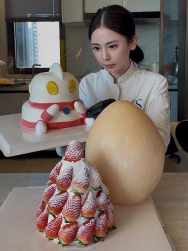 奥特曼好丑 草莓蛋糕好吃 #奥特曼蛋糕 #草莓蛋糕