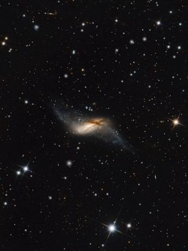 向你抛出一把宇宙镰刀|NGC660星系 NGC660星系是双鱼座的极环星系,距离地球450