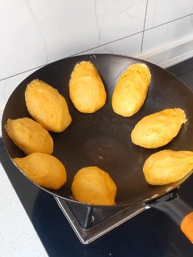 玉米面贴饼子 别的不敢说,做玉米面贴饼子姐可是专业的,就用家里炒菜的铁锅一样能贴出农村大铁