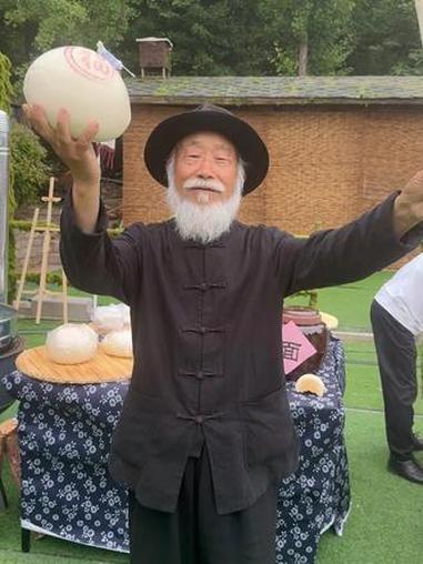比脸还大！正宗王哥庄两斤大馒头出锅啦#王哥庄大馒头 #非遗 #馒头 #主食