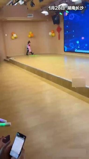 幼儿园举办走秀活动，小朋友穿上理想职业的衣服走秀
