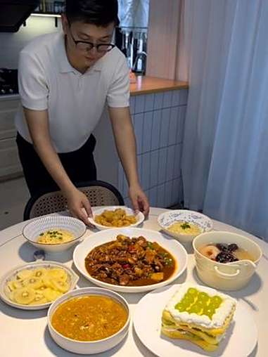 点菜点菜,今天做了孩子喜欢吃的青提蛋糕和蟹黄面,还有老婆喜欢的大盘鸡 艾芭薇青少年洗发水 