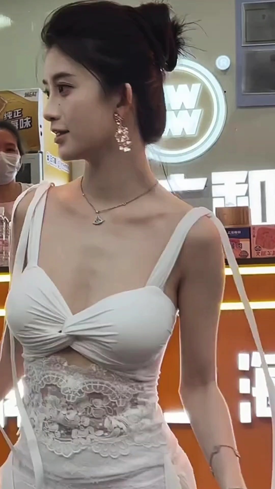 身材与颜值共存 ,自信魅力展现 的车模小姐姐bb酱 。