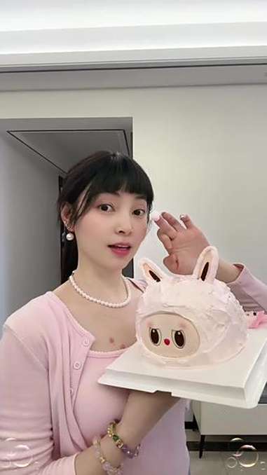 我是天秤座呀 今天生日,鲜花蛋糕都有人送,我儿子说叫我今天享受,想买什么就买什么,祝我年年