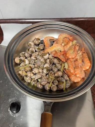 把这个不锈钢的大蒸盘放在炒锅上，秒变蒸锅用，一锅两用还不占什么地方，真的太方便了#厨房好物