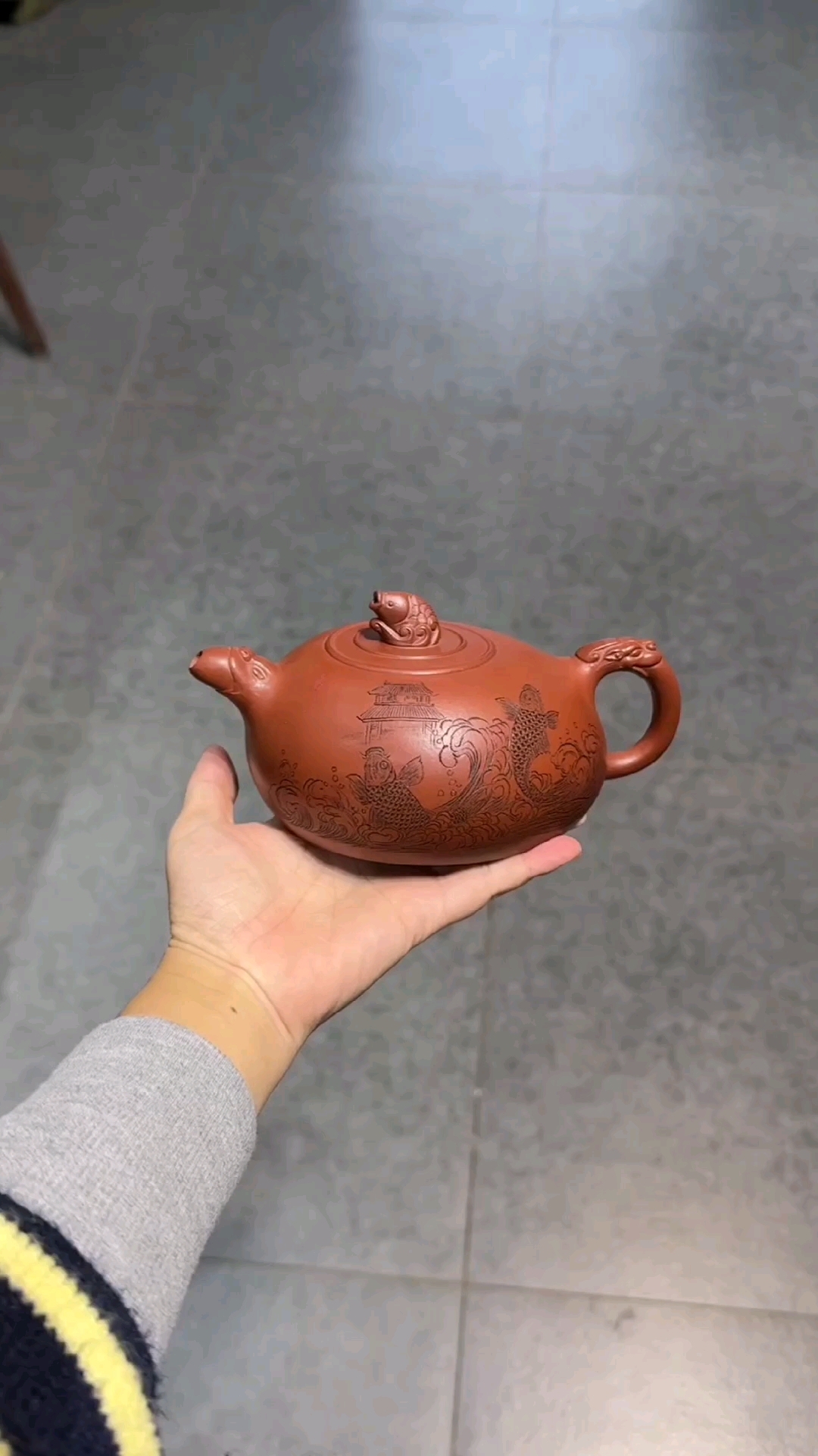 这茶壶也太会“游”了吧!鲤鱼跃龙门图案太惊艳!