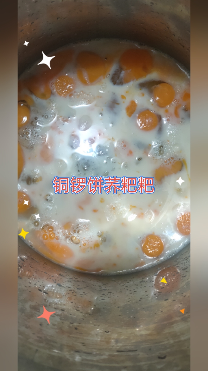 荞粑粑的配料有: 苦荞面、蛋糕粉、纯净水、公鸡蛋、土蜂蜜等