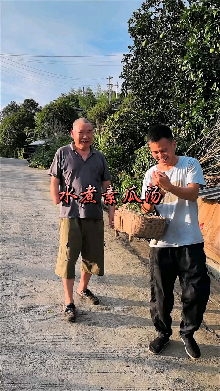 农村到处是食材，一碗清汤美味在。炎热天来一碗素瓜汤， #记录我的农村生活# #我的乡村生活