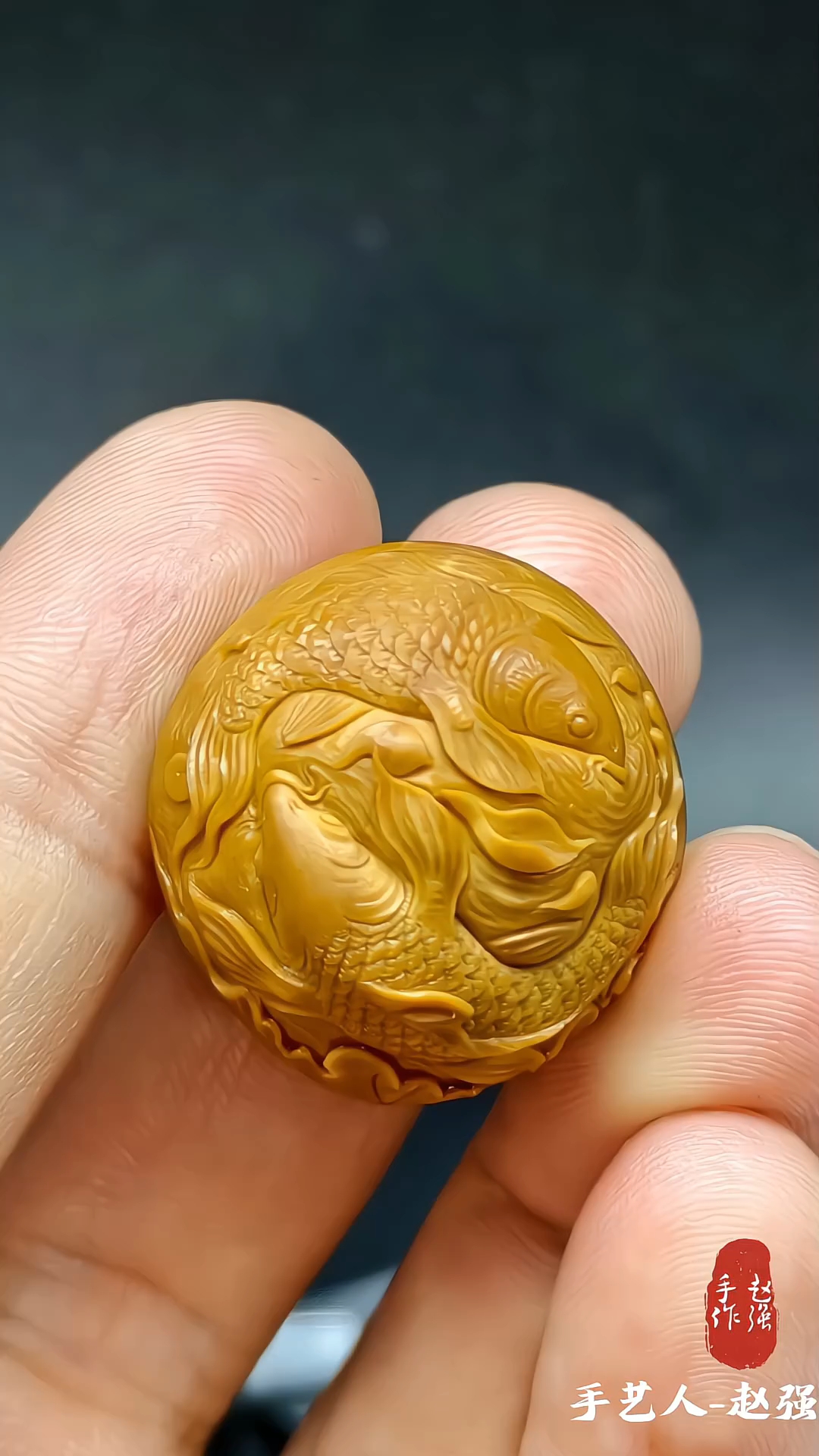 把工笔画“刻”进橄榄核里，是种什么体验。橄榄核雕双鱼戏莲